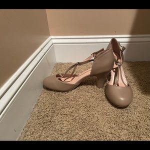 Women’s vintage style heel size 8.5. Never worn.